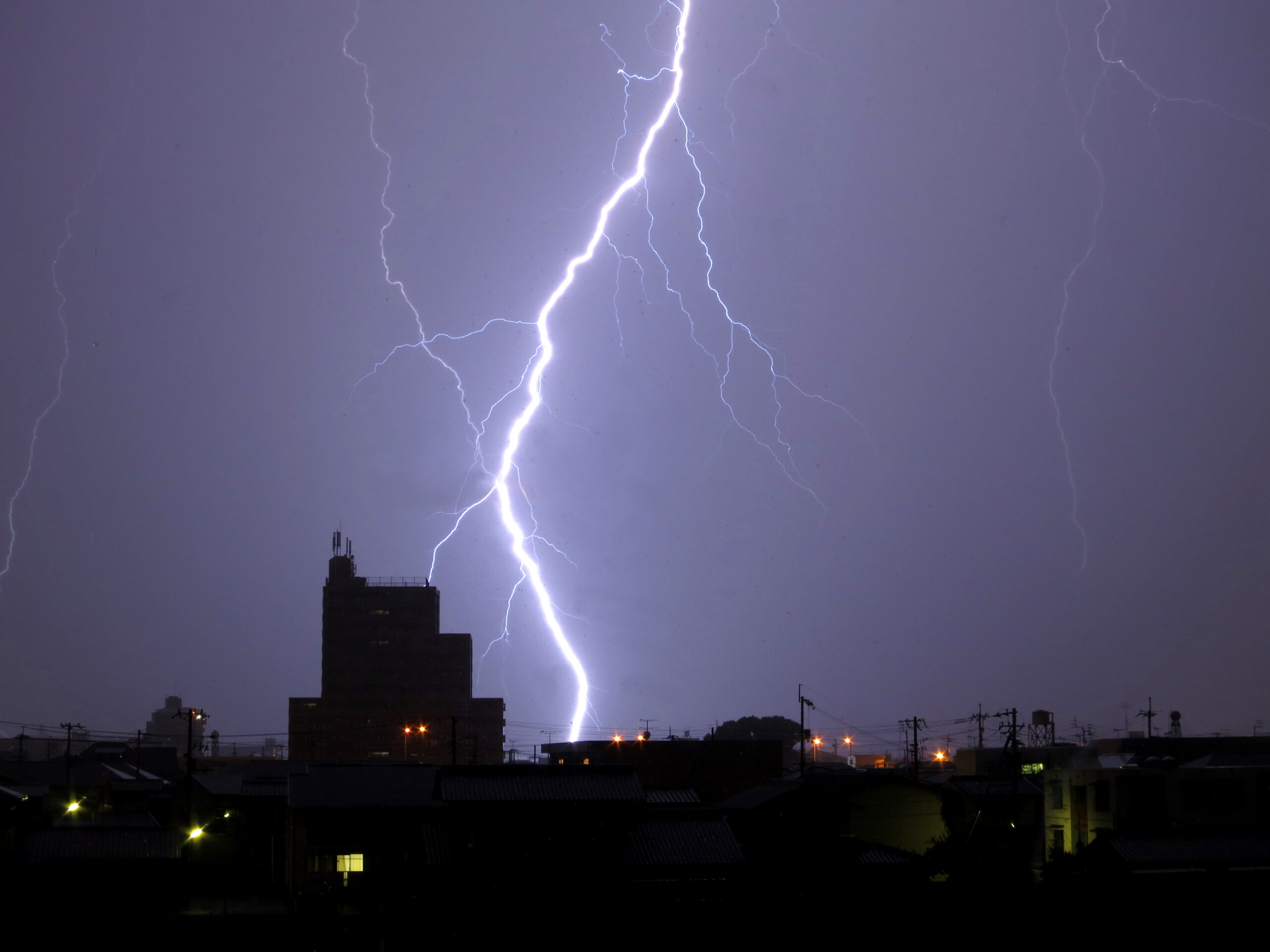落雷による災害～身を守るには～ | 緊急連絡網・安否確認システム 
